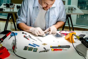 How to Become a Mobile Repair Technician